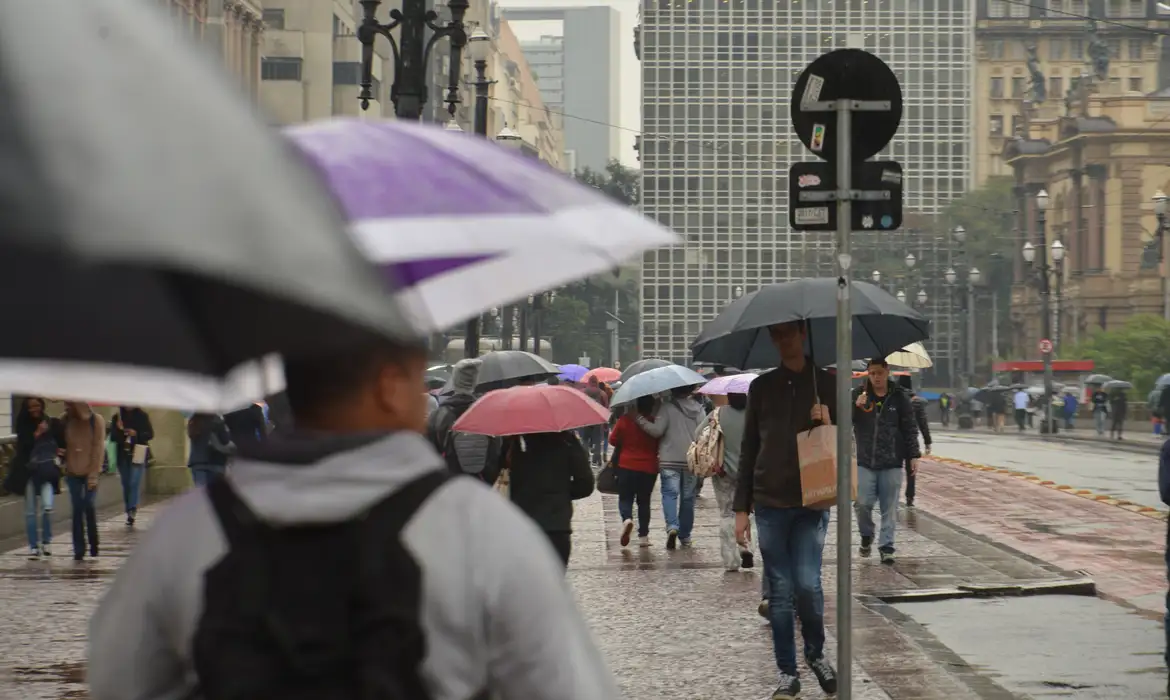 Cidade de SÃ£o Paulo entra em estado de atenÃ§Ã£o para alagamentos