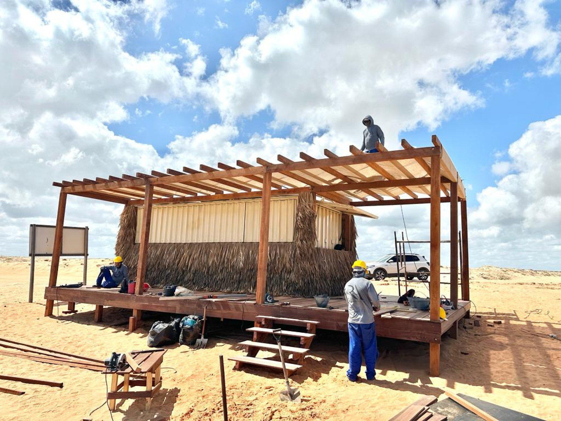 Ponto de apoio ao velejador foi instalados ao longo do litoral do Parque Nacional de Jericoacoara, no Ceará, pelo ICMBio (Foto: Reprodução/Rodrigo Taffarel)