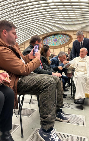 Deputado José Guimarães divulgou momento do encontro com o papa Francisco nas redes sociais(Foto: Divulgação/Assessoria José Guimarães)