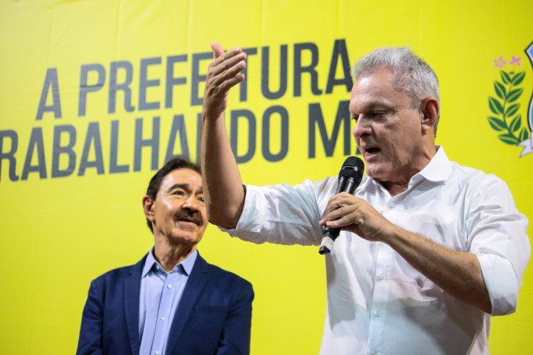 Prefeito José Sarto (PDT) discursando na posse dos conselheiros tutelares de Fortaleza. Ao lado, o presidente da Fundação da Criança e da Família Cidadã (Funci), Raimundo Gomes de Matos