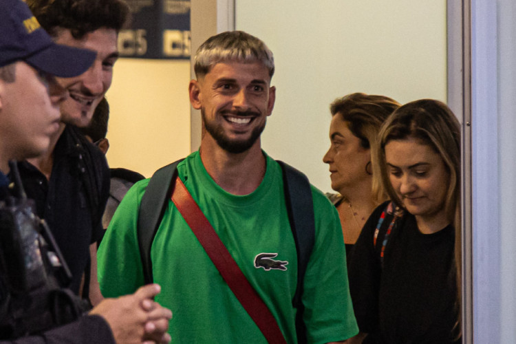 Facundo Castro, novo atacante do Ceará, em desembarque na capital cearense