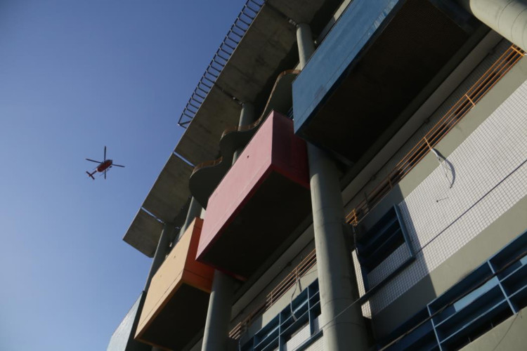 Helicóptero chega com feridos do tiroteio entre quadrilha e policiais civis, no assalto a carro-forte em Quixeramobim, no heliponto do hospital Instituto Doutor José Frota (IJF), em 2015