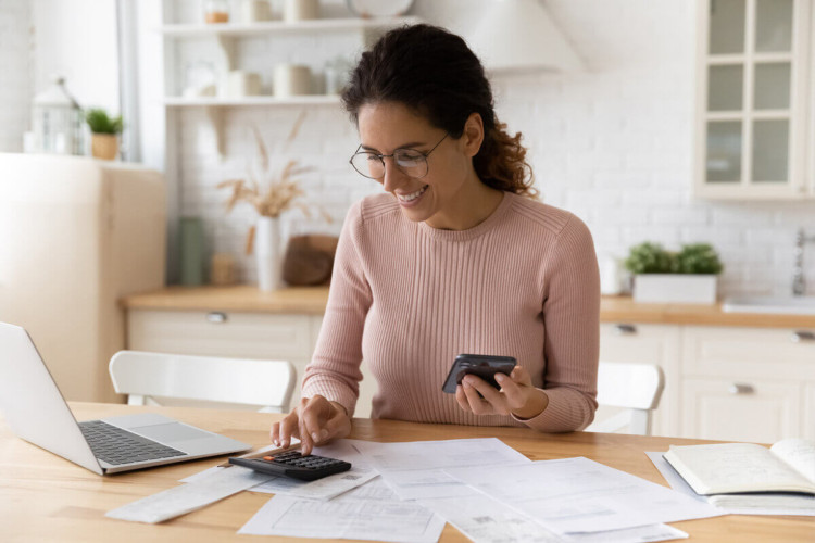 Gerenciar o próprio dinheiro possibilita traçar novos planos e objetivos (Imagem: fizkes | Shutterstock) 