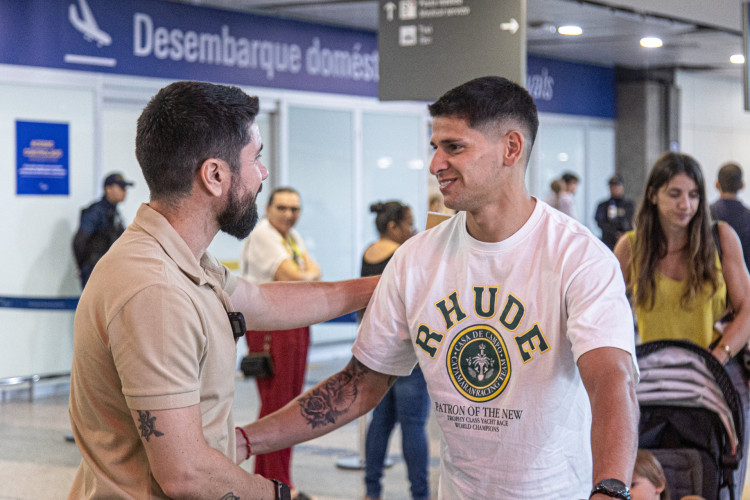 Facundo Barceló ao lado de Ricardinho, assessor do Ceará, no Aeroporto Pinto Martins