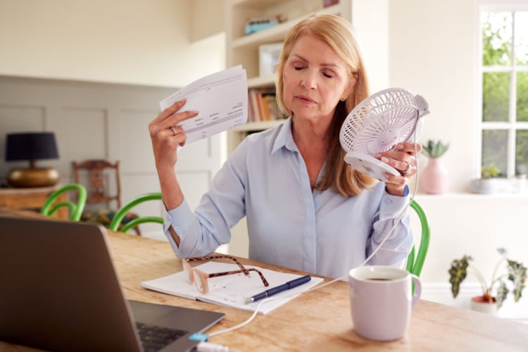 O calor é a principal reclamação das mulheres em menopausa e, no verão, esse sintoma é acentuado (Imagem: Monkey Business Images | Shutterstock)