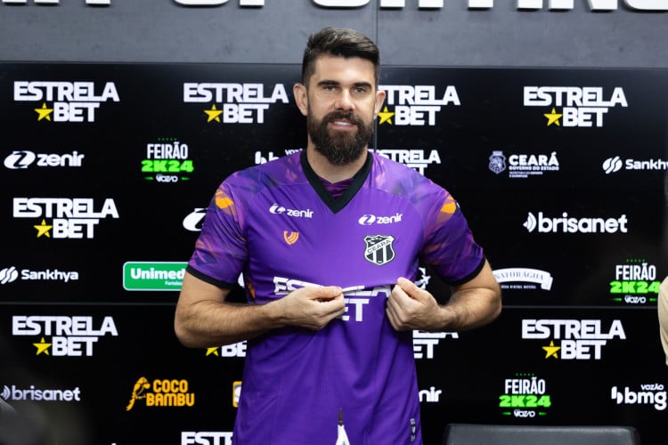 Goleiro Fernando Miguel em apresentação oficial no Ceará