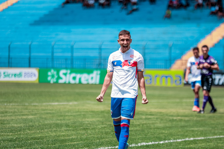 Atacante Iarley comemora gol no jogo Fortaleza x CRB pela Copinha 2024