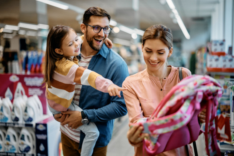 Antes de ir à loja com a lista de material e as crianças, vale fazer uma boa pesquisa (Imagem: Drazen Zigic | Shutterstock)