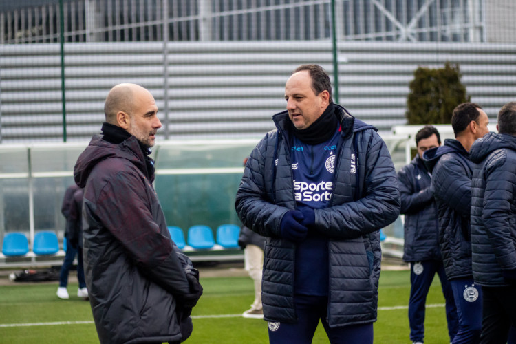 Rogério Ceni e Guardiola se encontraram durante treino do Bahia no CT do Manchester City. 