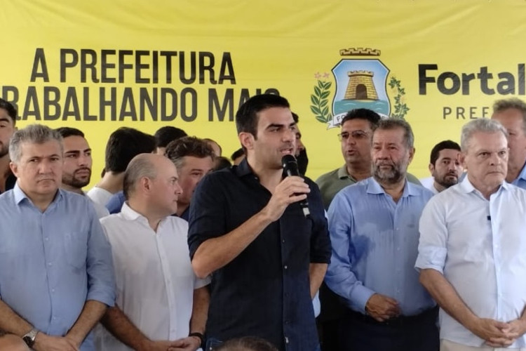 Deputado Antonio henrique, ex-prefeito Roberto Cláudio, secretário Rodrigo Nogueira, ministro Carlos Lupi, prefeito Sarto e, atrás, deputado André Figueiredo