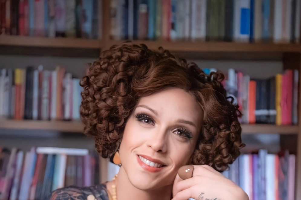 A drag queen Rita von Huty é quem comanda o canal no YouTube 