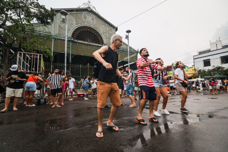 Mercado dos Pinhões reúne foliões em Pré-Carnaval com chuva