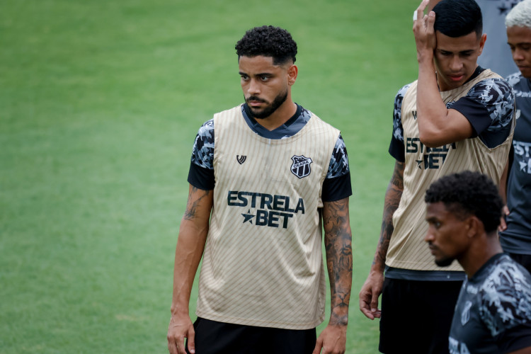 Lateral Matheus Bahia em treino do Ceará na temporada 20241