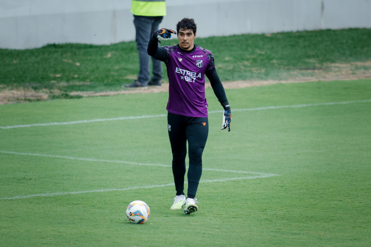 Goleiro Richard em treino do Ceará no PV