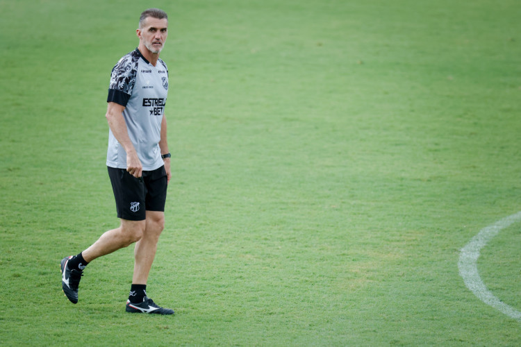 Com desfalques na equipe, Vagner Mancini orientou atividades de troca de passe e enfrentamento em espaço reduzido para aprimorar dinâmica de jogo