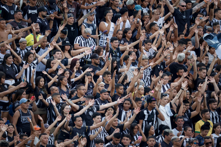 Torcedores do Ceará em treino aberto no Estádio Presidente Vargas