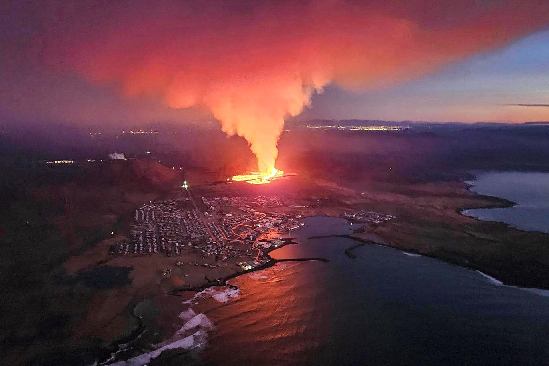 Fumaça ondulante e lava fluindo são vistos nesta imagem do Departamento de Proteção Civil e Gerenciamento de Emergências da Islândia, 14 de janeiro de 2024, durante uma erupção vulcânica nos arredores da cidade evacuada de Grindavik, no oeste da Islândia. A atividade sísmica intensificou-se durante a noite e os residentes de Grindavik foram evacuados, informou a emissora pública islandesa RUV. Esta é a quinta erupção vulcânica da Islândia em dois anos, tendo a anterior ocorrido em 18 de dezembro de 2023 na mesma região a sudoeste da capital Reykjavik. A Islândia abriga 33 sistemas vulcânicos ativos, o número mais alto da Europa.
 (Foto: Departamento Islandês de Proteção Civil e Gestão de Emergências / AFP)