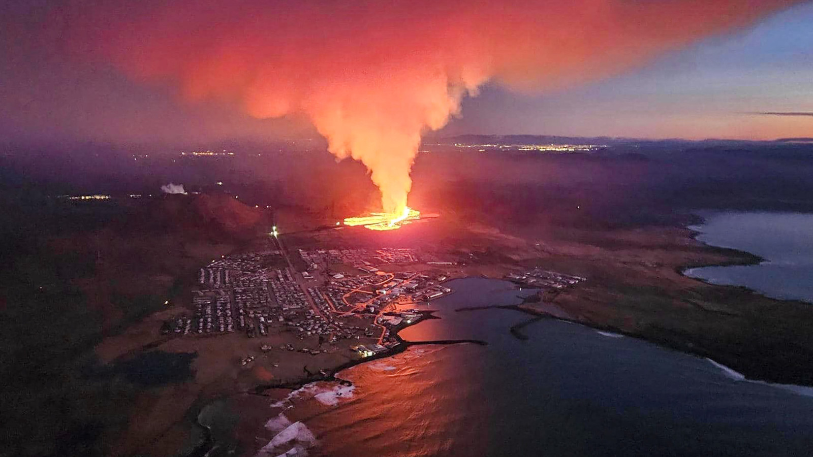 Vulcão entra em erupção na Islândia e põe em risco vila de pescadores