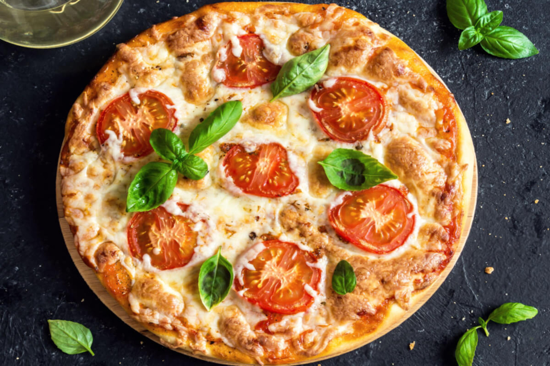 Pizza caseira de margherita (Imagem: Oksana Mizina | Shutterstock) (Foto: )