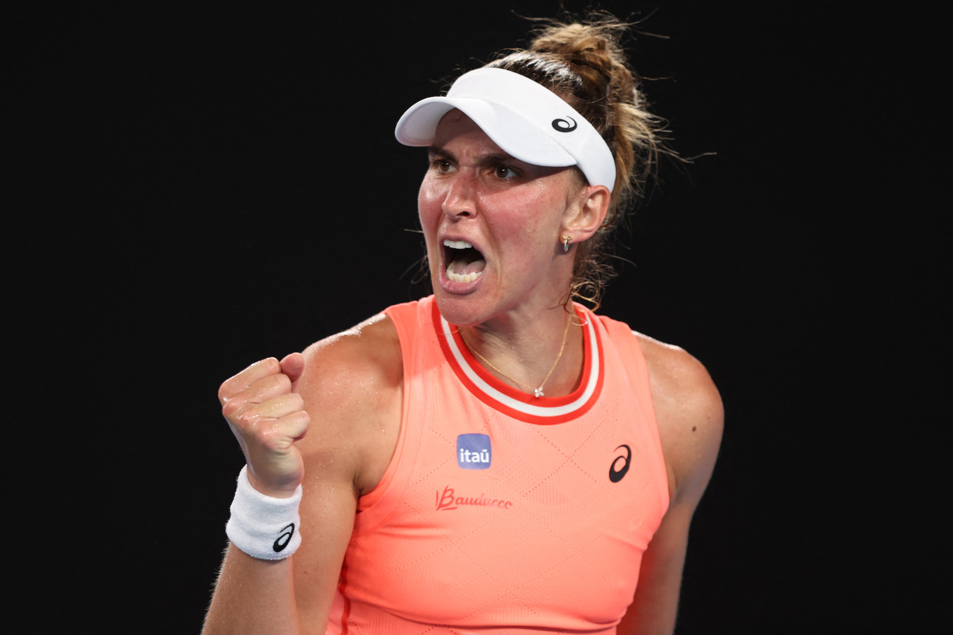 A brasileira Beatriz Haddad Maia reage após um ponto contra Linda Fruhvirtova, da República Tcheca, durante a partida individual feminina no segundo dia do torneio de tênis do Aberto da Austrália, em Melbourne, em 15 de janeiro de 2024.
 (Foto: Martin KEEP/AFP)