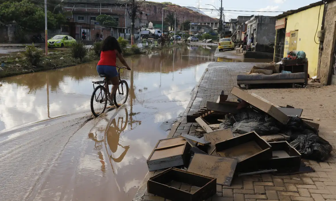 Entenda a relação de racismo ambiental e enchentes no Rio de Janeiro