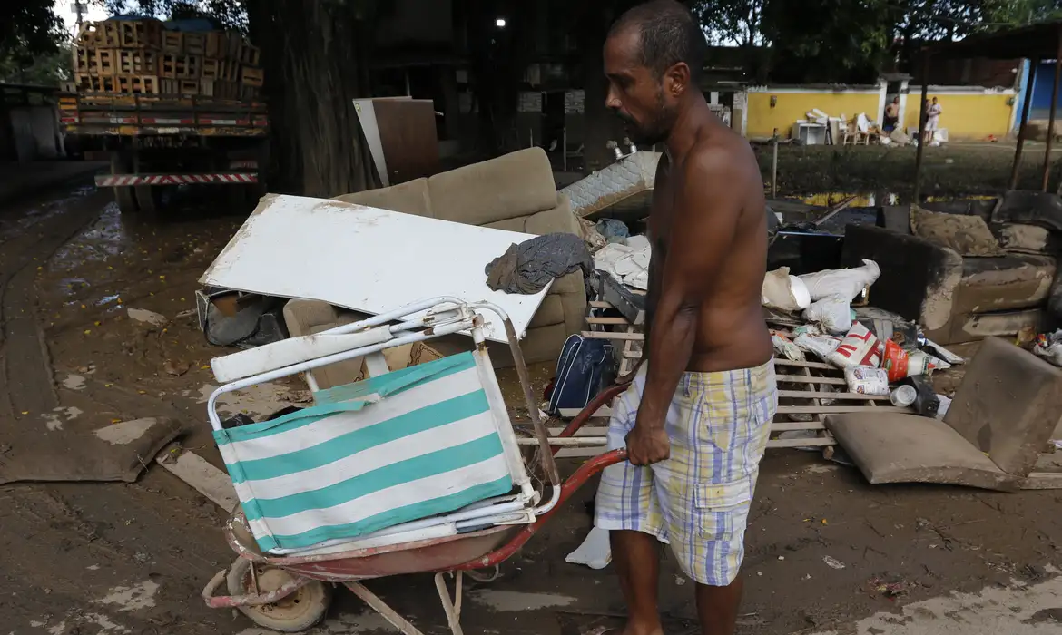 Em Belford Roxo, moradores tiveram as casas completamente inundadas 