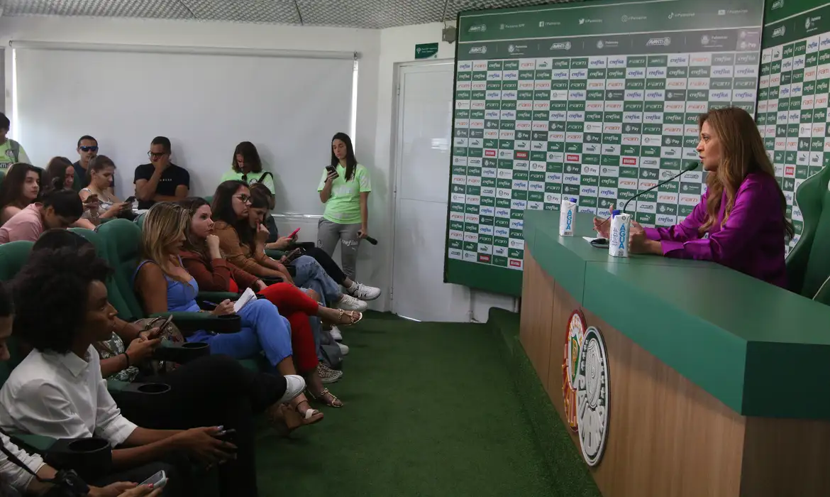 Palmeiras anuncia Abel Ferreira até 2025 em coletiva só para mulheres