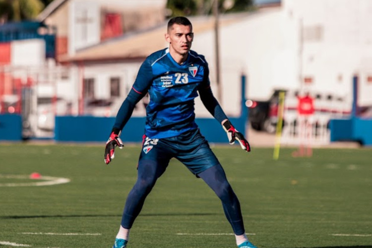 Santos, novo goleiro do Fortaleza, em treinamento no Pici