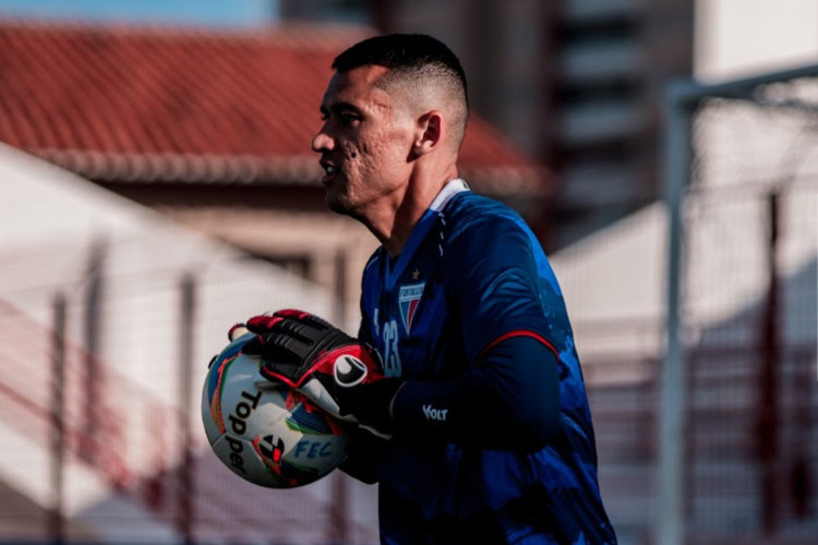 Santos, novo goleiro do Fortaleza, em treinamento no Pici