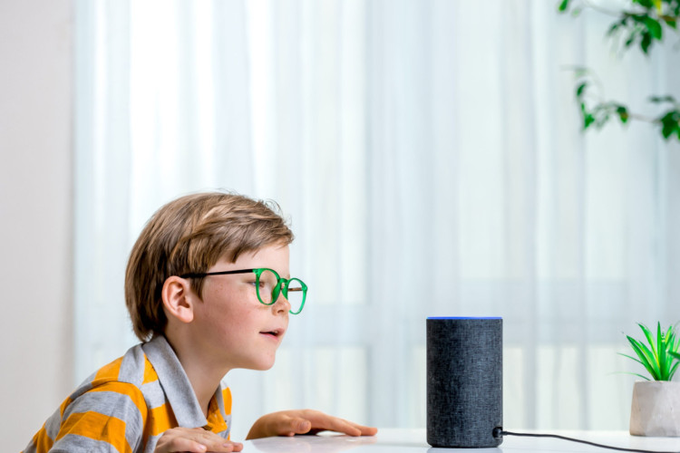 A Alexa proporciona praticidade e facilita a vida dos usuários (Imagem: Sharomka | Shutterstock)