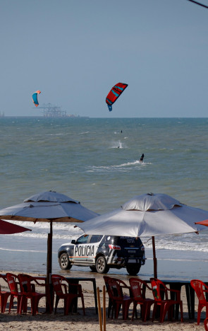 Reforço do policiamento é alívio para os empresários que atuam na Praia do Cumbuco e para os turistas que visitam o lugar (Foto: AURÉLIO ALVES)