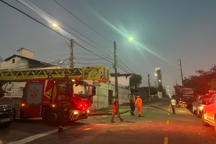 Equipes do Corpo de Bombeiros vão continuar os trabalhos durante a madrugada para controlar as chamas do incêndio que atingiu o Parque Estadual do Cocó, em Fortaleza