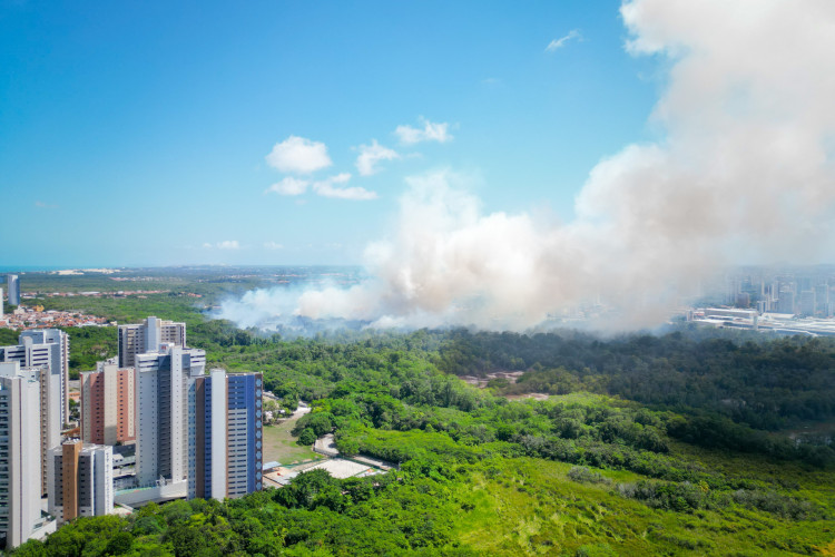 Fumaça atingiu pelo menos 12 bairros em Fortaleza  e o município de Caucaia,  Região Metropolitana (RMF)