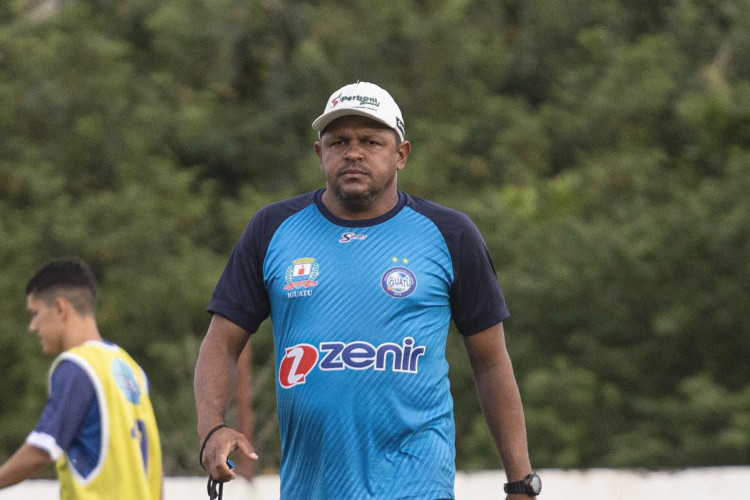 Técnico Washington Luiz em treino do Iguatu