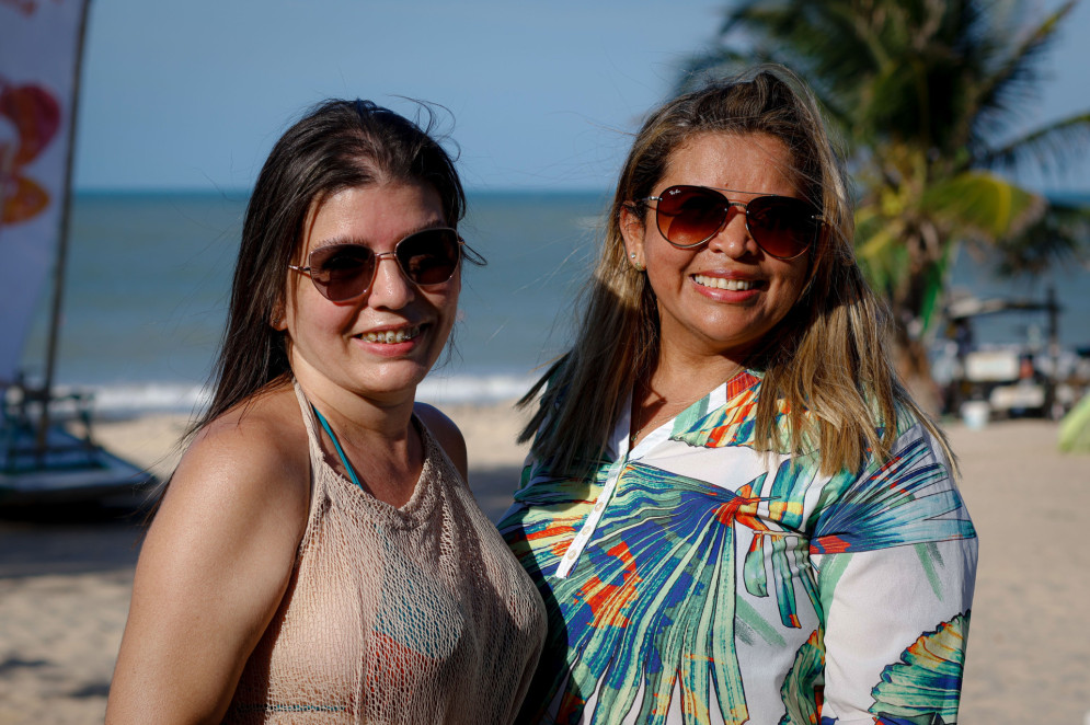 Jeane Dantas e a amiga Leina em visita à praia do Cumbuco: criminalidade aumentou (Foto: AURÉLIO ALVES)