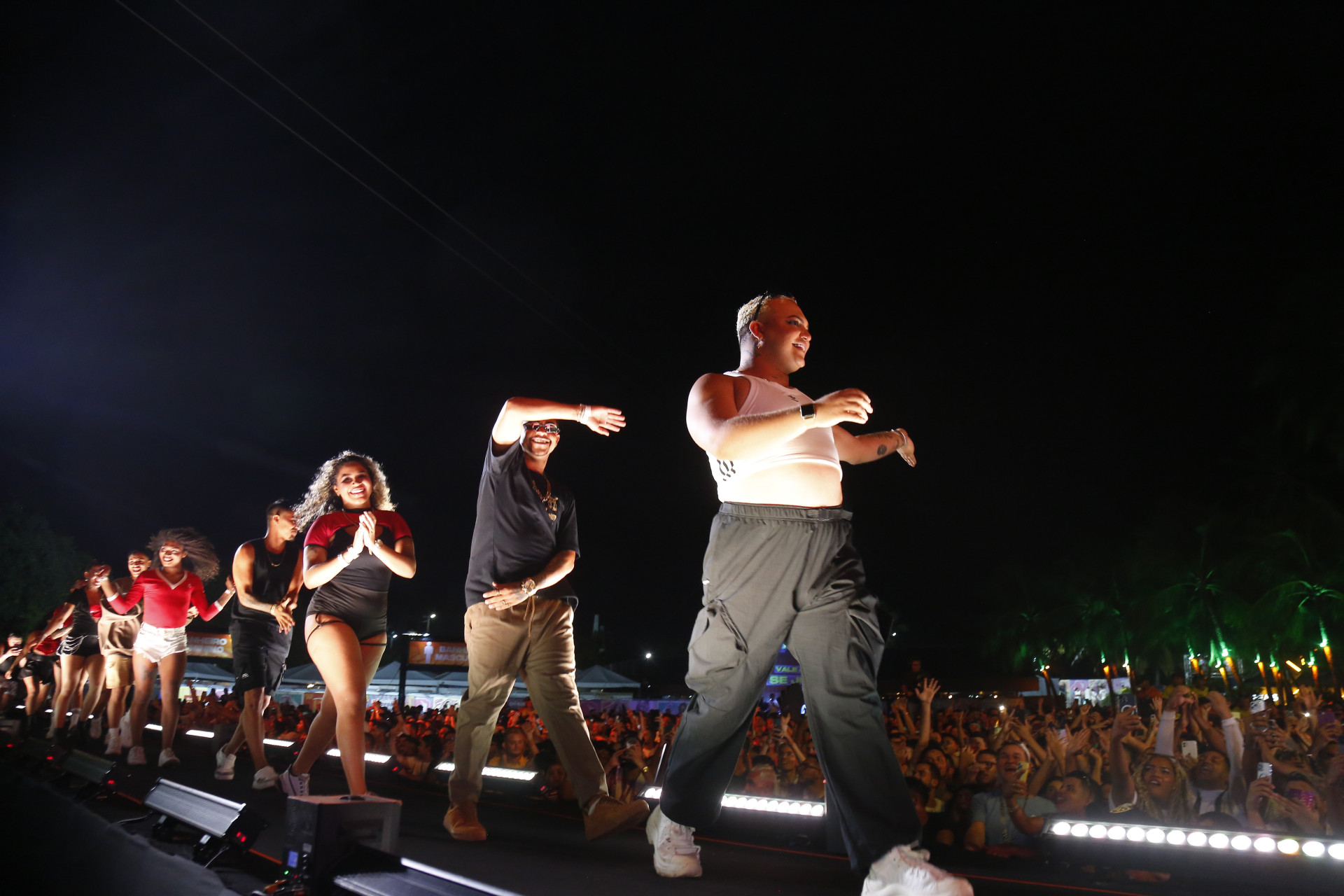 Grupo de dança CIA 085 participou do show da cantora Anitta no Marina Park, em Fortaleza  (Foto: João Filho Tavares)