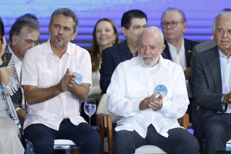 Elmano de Freitas com Lula em evento na Base Aérea de Fortaleza