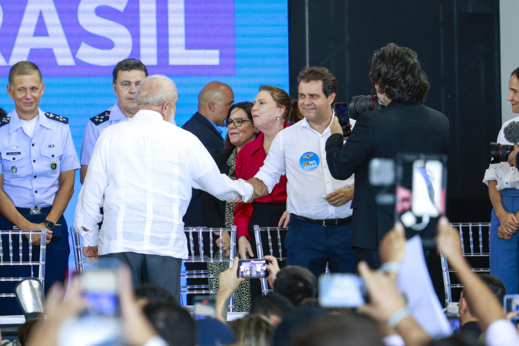 Lula cumprimenta Evandro Leitão em evento do ITA na Base Aérea de Fortaleza