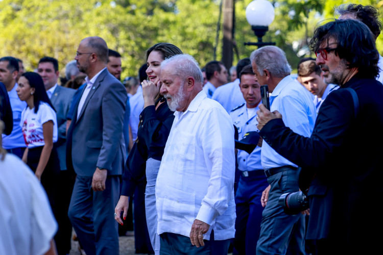 Lula caminha pela Base Aérea de Fortaleza