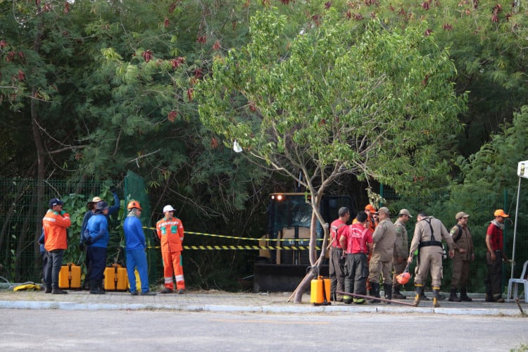 Corpo de Bombeiros Militar do Ceará (CBMCE) continuam com os trabalhos para controlar o incêndio que atingiu o Parque do Cocó, em Fortaleza