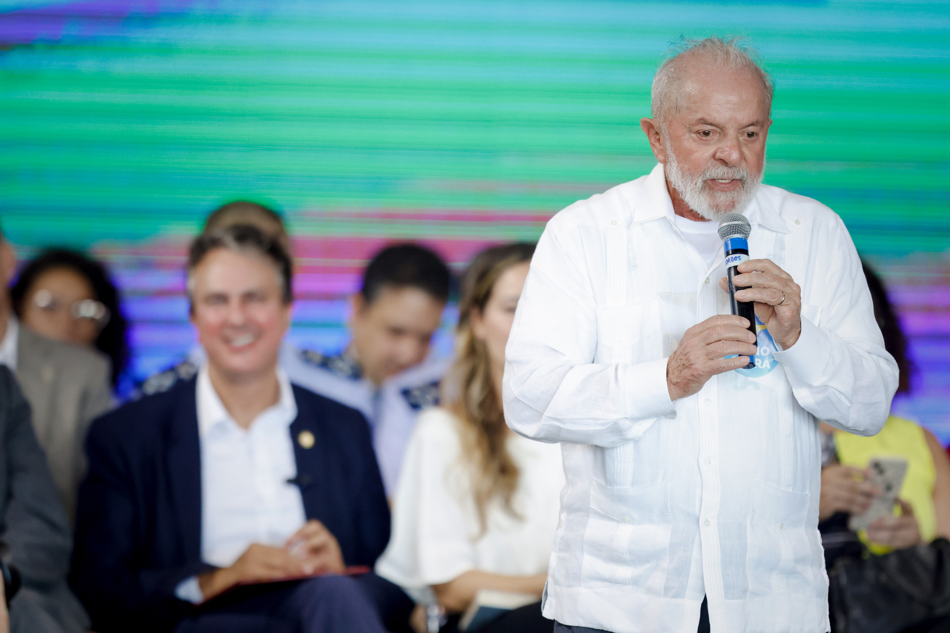 Lula discursa antes da inauguração da pedra fundamental do ITA no Ceará; o ministro da Educação, Camilo Santana, sorri ao fundo (Foto: AURÉLIO ALVES)