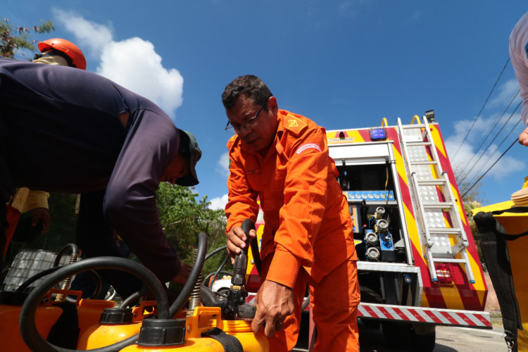 Bombeiros seguem contenção do incêndio no Parque do Cocó, em Fortaleza