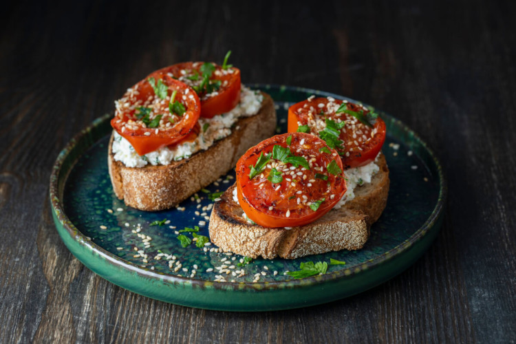 Bruschetta de tomate e queijo feta (Imagem: OlegD | Shutterstock)