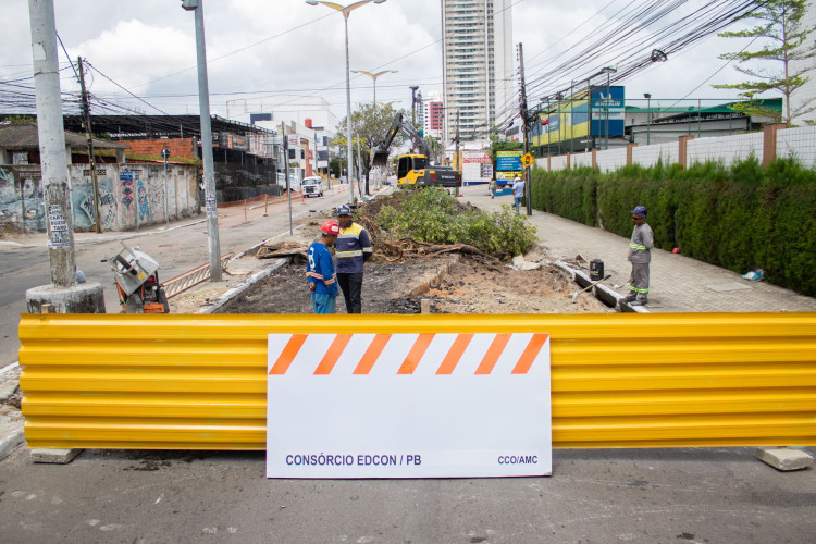 FORTALEZA, CEARÁ, BRASIL, 22-01-2024: Av. Heráclito Graça tem mais um trecho bloqueado para dar continuidade às obras do novo sistema de drenagem. (Foto: Samuel Setubal/ O Povo)