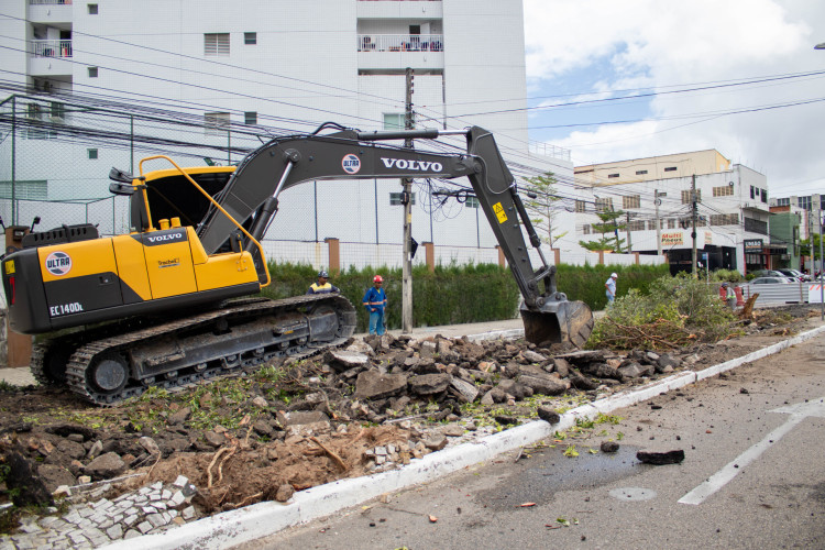 FORTALEZA, CEARÁ, BRASIL, 22-01-2024: Av. Heráclito Graça tem mais um trecho bloqueado para dar continuidade às obras do novo sistema de drenagem. (Foto: Samuel Setubal/ O Povo)