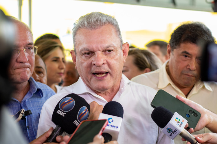 Prefeito de Fortaleza, José Sarto, comentou incêndio no parque do Cocó durante agenda em que entregava posto de saúde itinerante no bairro Álvaro Weyne