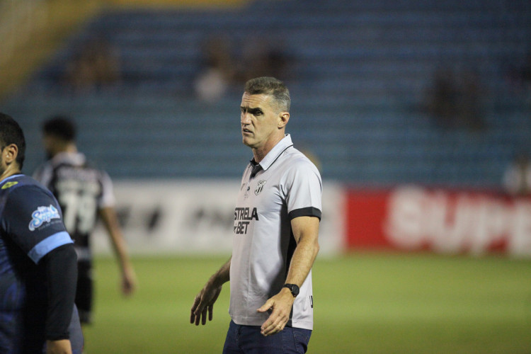 FORTALEZA, CEARÁ, BRASIL, 21.01.2024: Vagner Mancini, técnico do Ceará no Jogo pelo campeonato cearense de futebol, Maracanã vs Ceará. estádio Presidente Vargas.