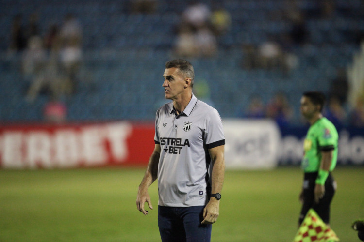 FORTALEZA, CEARÁ, BRASIL, 21.01.2024: Vagner Mancini, técnico do Ceará no Jogo pelo campeonato cearense de futebol, Maracanã vs Ceará. estádio Presidente Vargas.