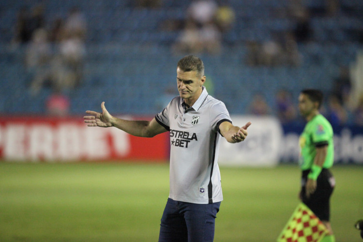 FORTALEZA, CEARÁ, BRASIL, 21.01.2024: Vagner Mancini, técnico do Ceará no Jogo pelo campeonato cearense de futebol, Maracanã vs Ceará. estádio Presidente Vargas.