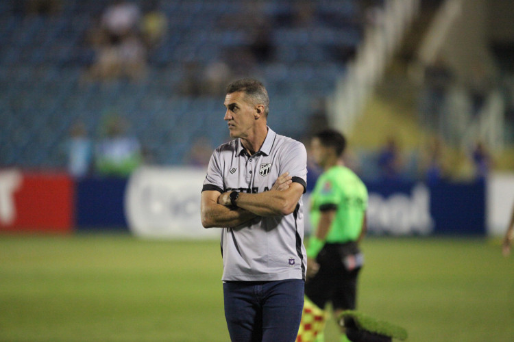 FORTALEZA, CEARÁ, BRASIL, 21.01.2024: Vagner Mancini, técnico do Ceará no Jogo pelo campeonato cearense de futebol, Maracanã vs Ceará. estádio Presidente Vargas.